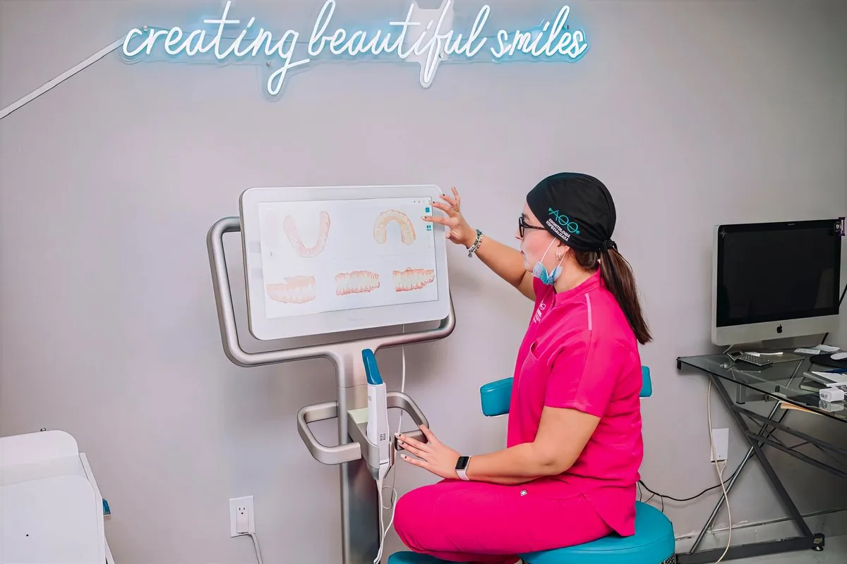 iTero 3D intraoral scanner with a digital model of the teeth on screen at the Dr. Adrianna Oseguera orthodontic clinic in Mexicali