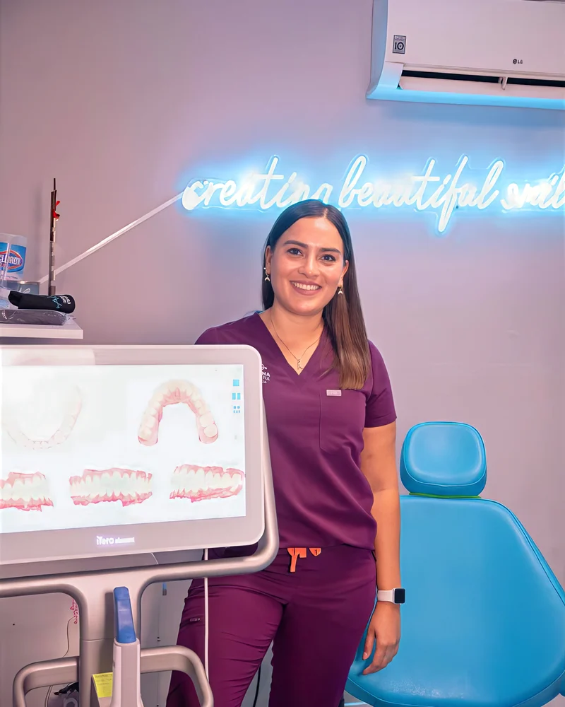 Dra. Adrianna Oseguera con escáner intraoral 3D iTero en consultorio dental Mexicali